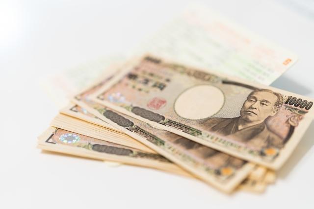 重ねて置かれた一万円札
