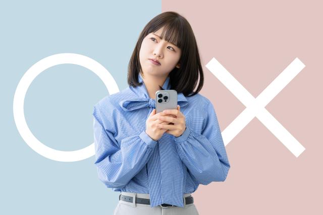 〇と×を背景にスマートフォンを持って悩む女性