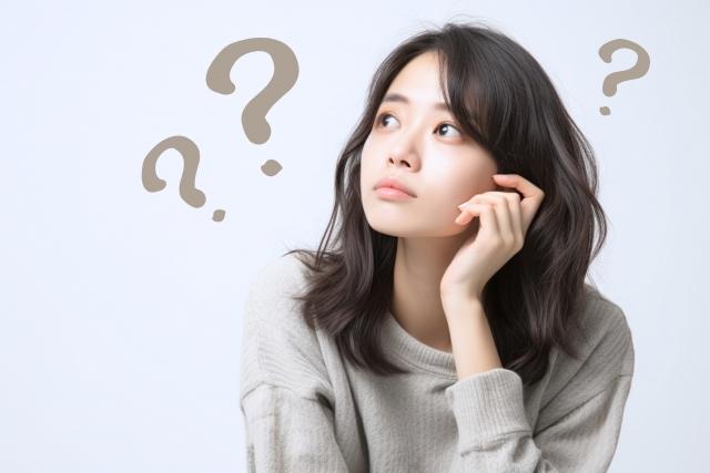 疑問を浮かべて考える女性