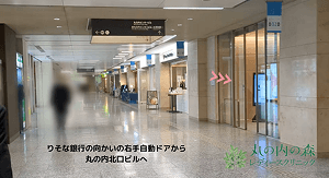 丸の内北口ビルの入り口、オフィスゾーンに入ります。りそな銀行のATMが目印です。